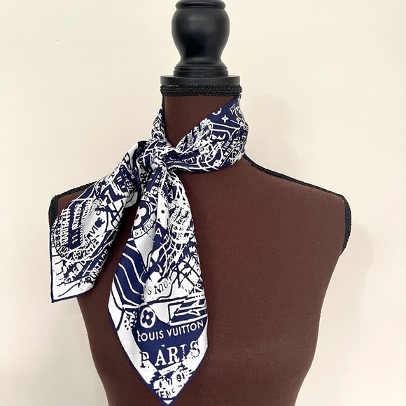 New Louis Vuitton Wrap Monogram Trunks Travel Square Blue White Silk Scarf - Picture 1 of 15